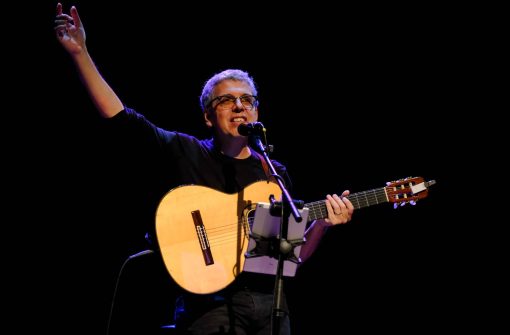 En un momento de colapso del sistema la gente y la música toman las calles